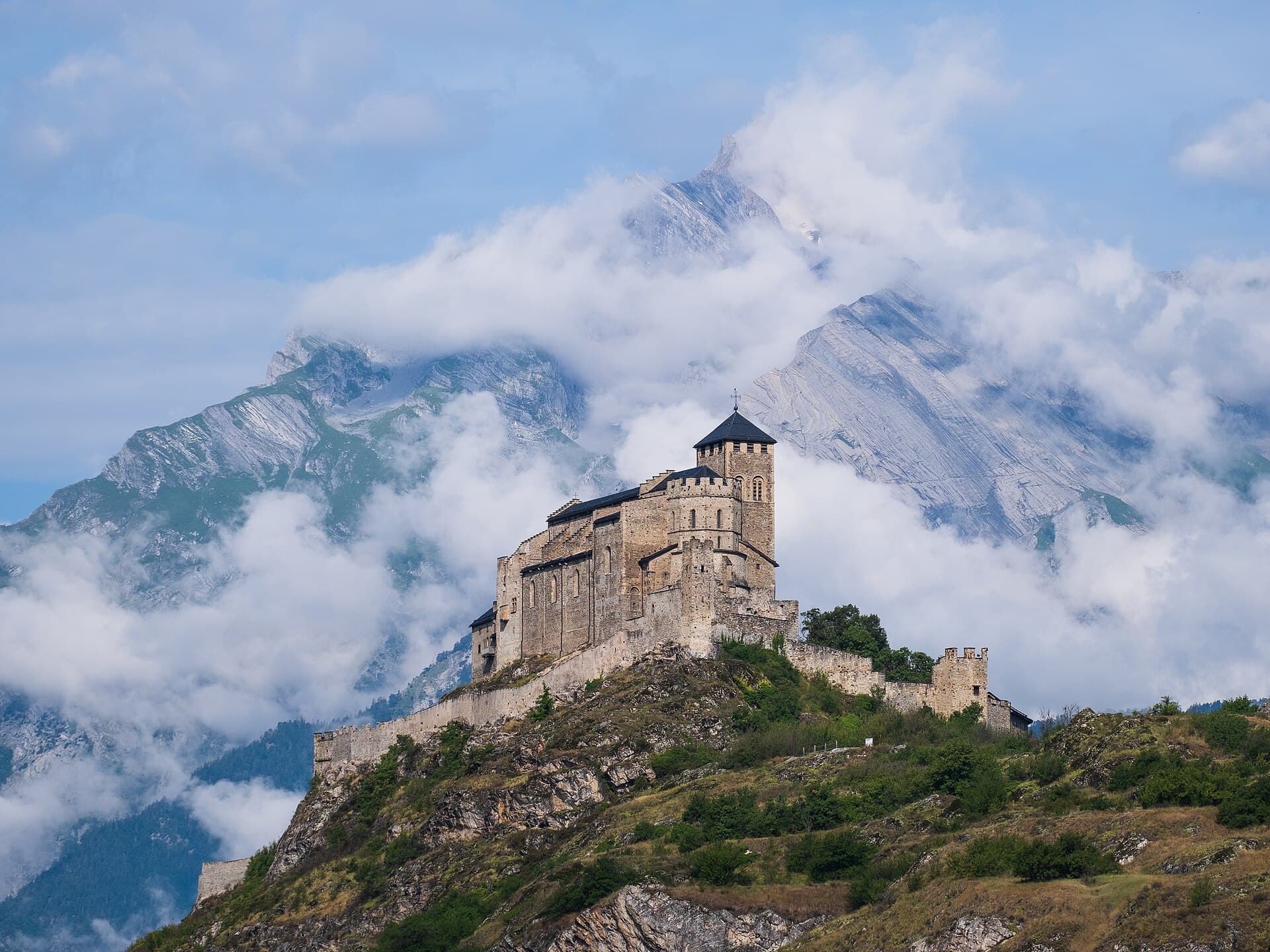 Le château de Valère à Sion, au-dessus de la vallée du Rhône
